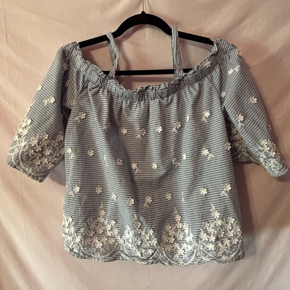 Elegant Blue Striped Blouse with White Floral Details - Picture 4 of 12